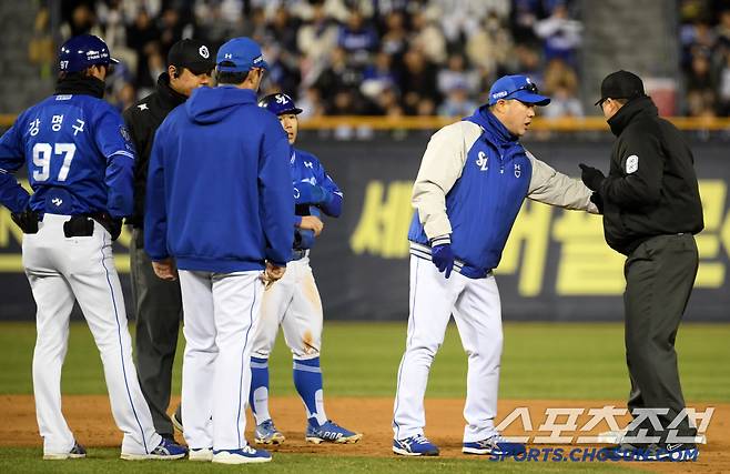 이해하기 어려운 상황에 자리를 쉽게 떠나지 못하는 박진만 감독과 김성윤.