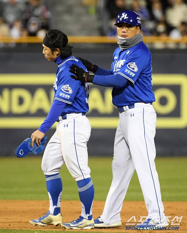 누구보다 판정에 대해 아쉬움이 큰 김성윤을 위로하는 강명구 코치.