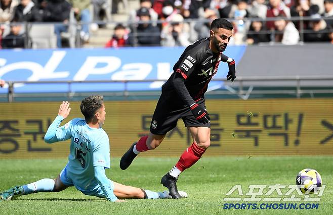 K리그1 FC서울과 대구FC의 경기가 29일 서울월드컵경기장에서 열렸다. 서울 루카스가 페널티 박스 안쪽에서 대구 요시노 태클에 걸려 넘어지고 있다. 상암=박재만 기자pjm@sportschosun.com/2025.03.29/