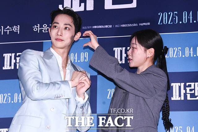 배우 이수혁(왼쪽)과 하윤경이 28일 오후 서울 용산구 CGV 용산아이파크몰에서 열린 영화 '파란' 언론배급시사회 및 기자간담회에 참석해 포즈를 취하고 있다. /CGV용산=서예원 기자