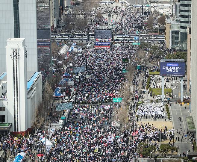 29일 오후 서울 광화문광장에서 열린 자유통일당과 대한민국바로세우기운동본부가 주최한 '자유 통일을 위한 국민 대회'에서 참석자들이 피켓을 들고 구호를 외치고 있다. /박성원 기자