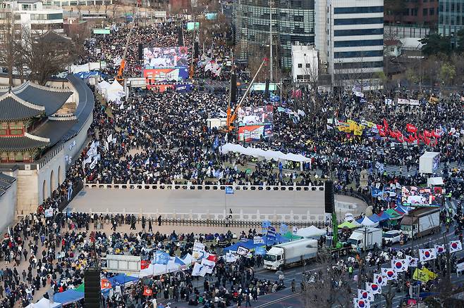 29일 오후 서울 광화문 동십자각 앞에서 윤석열즉각퇴진·사회대개혁 비상행동(비상행동)이 주최한 윤석열 대통령 탄핵을 촉구하는 집회에서 참석자들이 구호를 외치고 있다. /박성원 기자