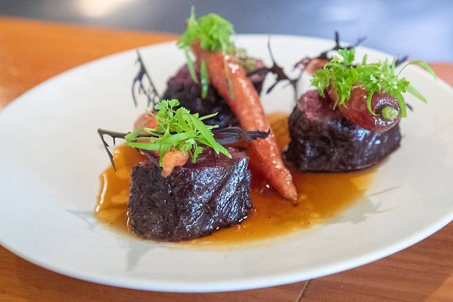 디핀 옥수에서 윤남노 셰프가 만든 고기 요리. 호주청정우와 함께 구좌 당근, 처빌 등을 활용했다. /장련성 기자