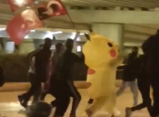 튀르키예 반정부 시위 현장에서 일본 애니메이션 캐릭터 '피카츄' 의상을 입은 시위대와 함께 이동하고 있다. 엑스(X) 캡처