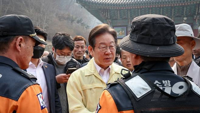 지난 27일 이재명 대표가 경북 의성군 고운사를 방문하여 주지 등운 스님과 함께 산불 피해 현장을 살피고 있는 모습. (더불어민주당)