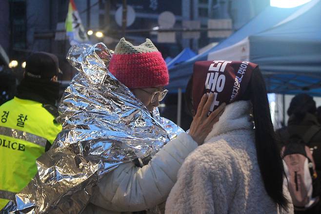 지난 3월 3일 서울 종로구 동덕빌딩 앞에서 열린 ‘민주동덕에 봄은 오는가’ 집회에서 지혜복 교사(왼쪽)가 한 말벌 동지의 눈물을 닦아주고 있다. 김남희 제공