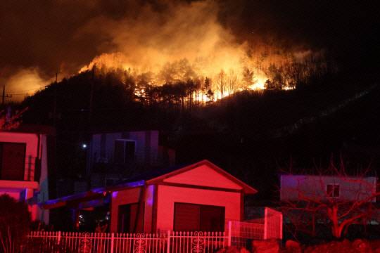 27일 오후 경남 산청군 시천면 야산에서 야간 산불이 확산하고 있다. 연합뉴스