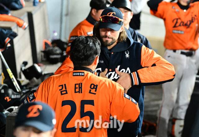 2025년 3월 28일 오후 대전 한화생명 볼파크에서 진행된 '2025 신한 SOL뱅크 KBO 리그' KIA 타이거즈와 한화 이글스의 경기. 한화 김태연이 7회말 2사 후 솔로홈런을 친 뒤 더그아웃에서 와이스와 세리머니를 하고 있다./마이데일리