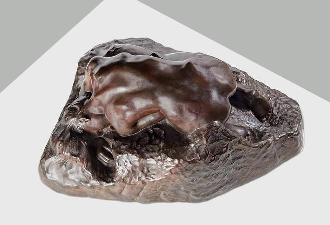 오귀스트 로댕, 다나이드 지옥에 발을 디딘 다나이드는 결코 채워지지 않는 독에 물을 퍼 나르는 형벌을 받는다. 끝없이 애쓰지만, 끝없이 허탈할 수밖에 없는 그녀는 허리를 숙인 채 절망하고 있다. 이는 어릴 적부터 마땅히 받아야 할 사랑을 받지 못한, 그래서 끝없이 사랑을 갈구하게 된 카미유의 상황과도 절묘하게 포개진다.