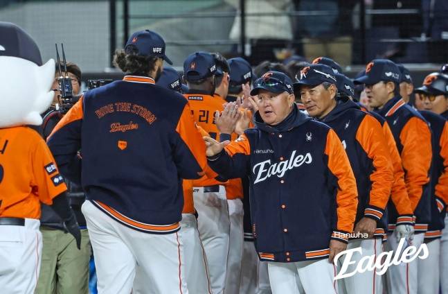 김경문 한화 감독(가운데). /사진=한화 이글스 제공