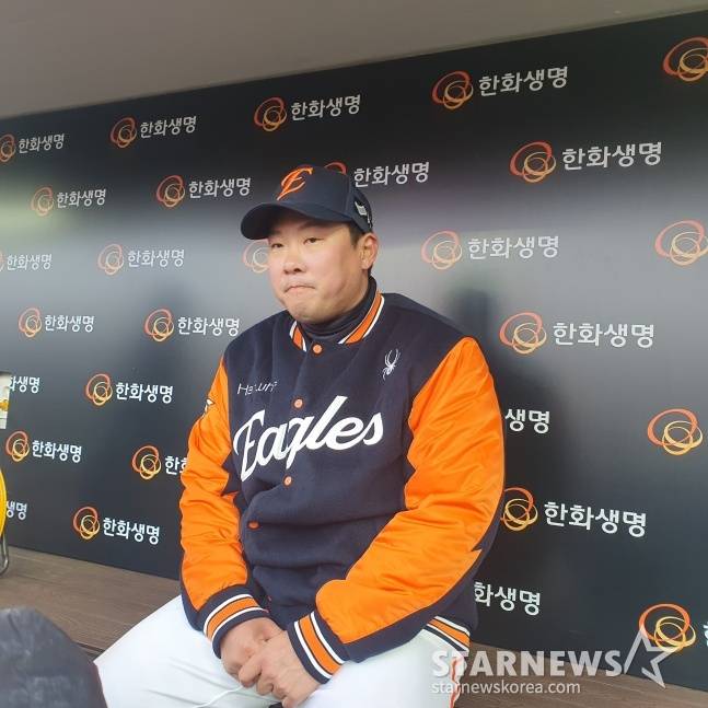 한화 안치홍이 29일 대전 KIA전을 승리로 이끌고 취재진과 인터뷰에 응하고 있다. /사진=김동윤 기자