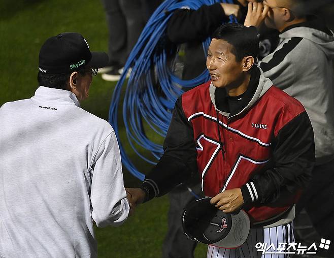 염경엽(오른쪽) LG 트윈스 감독이 지난해 KBO 포스트시즌 준플레이오프 종료 후 이강철 KT 감독에게 인사하는 모습. 사진 엑스포츠뉴스 DB