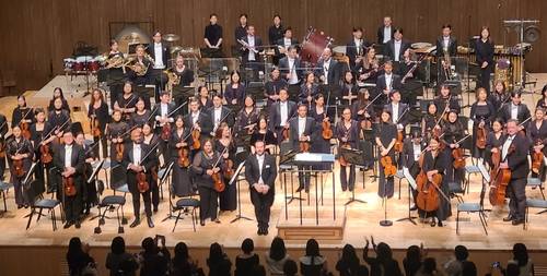 통영국제음악제 개막 공연 (통영=연합뉴스) 박원희 기자 = 지난 28일 통영국제음악당 콘서트홀에서 열린 개막 공연에서 지휘자 파비앵 가벨이 이끄는 통영페스티벌오케스트라가 공연을 마치고 관객들에게 인사하고 있다. 2025.03.29 encounter24@yna.co.kr