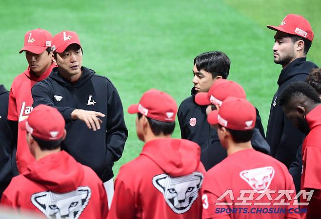 선수단 미팅에 참석한 화이트.