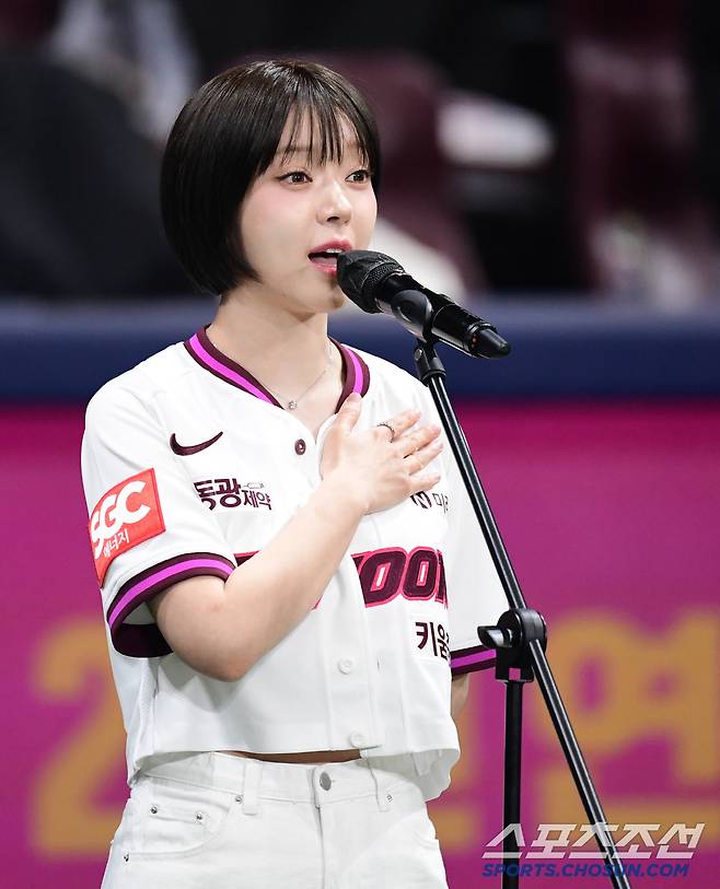 30일 고척스카이돔에서 열린 KBO리그 키움과 SSG의 경기. 기념 시구에 앞서 애국가를 부르고 있는 초아. 고척=송정헌 기자songs@sportschosun.com/2025.03.30/