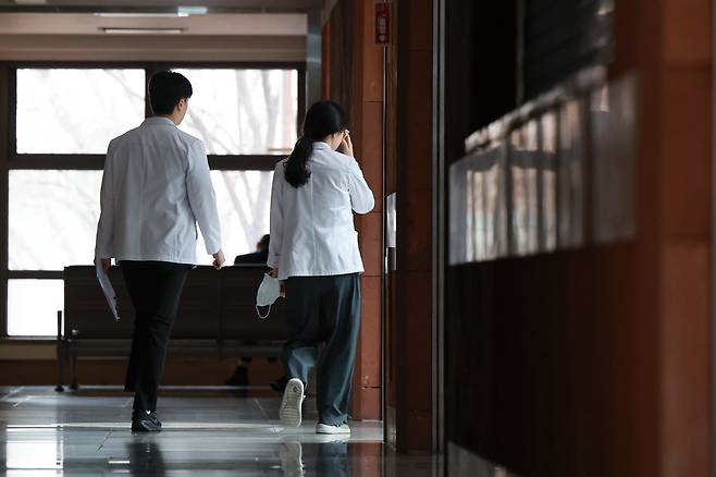 지난 2일 서울 시내 한 대학 병원에서 이동하는 의료진. /연합뉴스