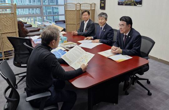 이응우 계룡시장은 지난 28일 국회를 찾아 지역구 및 현안 관련 상임위 국회의원을 면담하고, 국회 차원의 지원이 절실한 지역 핵심 현안사업을 설명하며 적극적인 지원을 요청했다. 계룡시 제공