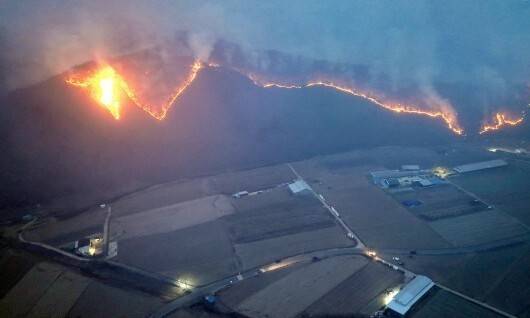 23일 저녁 경북 의성군 점곡면 야산에서 불길이 번지고 있다. 김영원 기자 forever@hani.co.kr