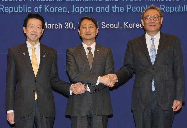 안덕근 산업통상자원부 장관(가운데)이 30일 서울 중구 세종대로 대한상공회의소에서 열린 ‘제13차 한·중·일 경제통상장관회의’에서 무토 요지 일본 경제산업상(왼쪽), 왕원타오 중국 상무부장과 기념사진을 찍고 있다. 연합뉴스