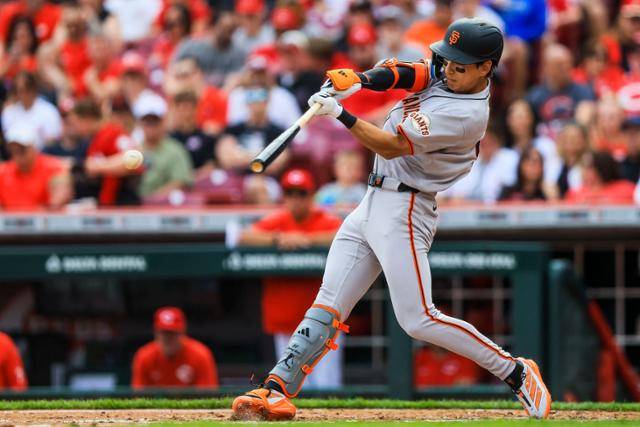 샌프란시스코 이정후가 30일 미국 오하이오주 신시내티 그레이트 아메리칸 볼파크에서 열린 메이저리그 신시내티전에서 3회 적시타를 치고 있다. 신시내티=AP 연합뉴스