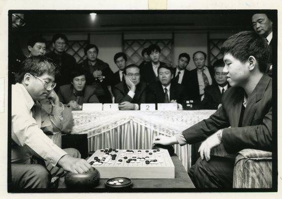 1992년 이창호가 제3회 동양증권배에서 우승한 장면. 상대편 선수가 대만 출신 린하이펑 9단이다. 16세 나이로 동양증권배에서 우승한 이창호는 세계 최연소 세계 챔피언에 등극한다. 중앙포토