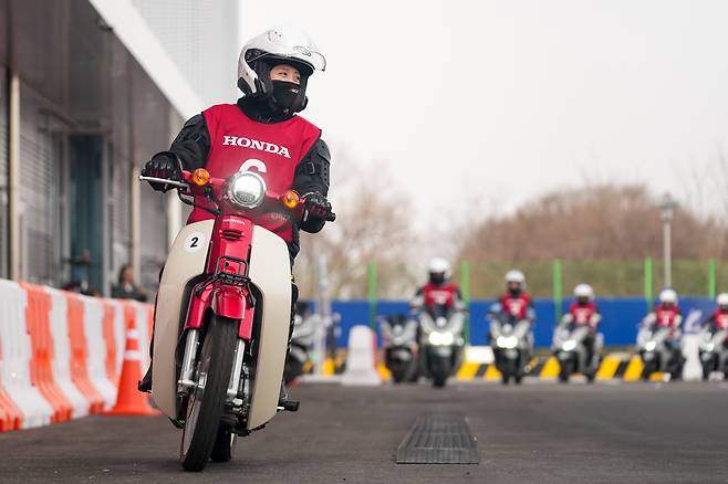 혼다 에듀케이션 센터에서 비기너 코스 스쿠터 교육을 받고 있는 모습./사진=혼다코리아