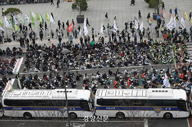 ‘윤석열즉각퇴진 사회대개혁 비상행동’(비상행동)이 27일 서울 광화문광장 일대에서 윤석열 대통령 탄핵을 촉구하는 집회를 열고 있다. 2025.03.27 문재원 기자