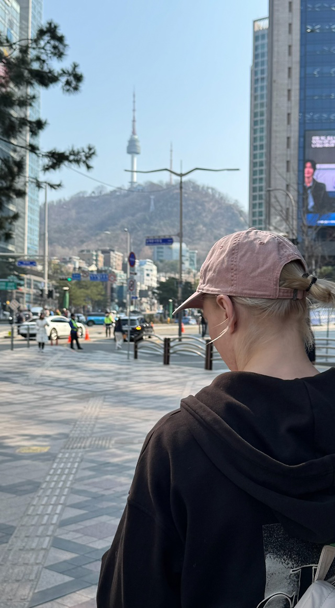 러시아 종합격투기대회 Open FC 여자 페더급 챔피언 알료나 아기셰바가 2025년 3월 대한민국 서울특별시 남산타워 인근을 여행하고 있다. 사진@mcgrath