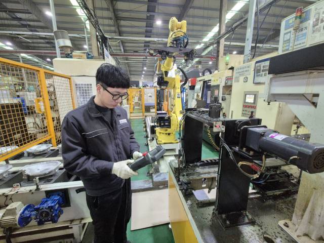 경북 칠곡에 있는 자동차부품기업 화신정공의 생산라인에서 일하는 31살 김영범씨가 6축 다관절 로봇을 조작하고 있다.칠곡=박우인 기자