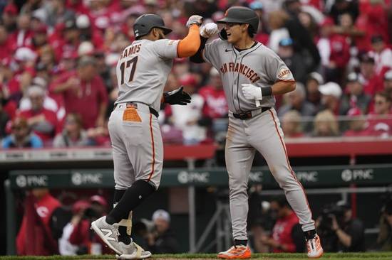 샌프란시스코 자이언츠 외야수 이정후가 30일 열린 신시내티 원정 경기에 선발 출전해 4타수 1안타 1타점 1도루를 기록했다. 이정후는 3회 초 1사 3루 기회에서 우전 적시타를 날린 뒤 2루 도루까지 성공했다. 샌프란시스코는 선발 투수 벌런데를 내세웠지만, 한 점 차 패배로 시즌 첫 패를 떠안았다. AP 연합뉴스