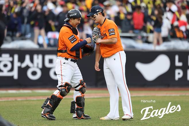 29일 대전한화생명 볼파크에서 열린 2025 신한 SOL Bank KBO리그 KIA 타이거즈와 한화 이글스의 경기, 한화 이재원과 김서현이 경기를 끝낸 후 하이파이브를 하고 있다. 한화 이글스