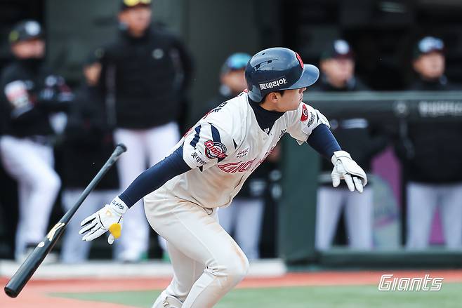 롯데 자이언츠 내야수 한태양이 30일 부산 사직야구장에서 열린 2025 신한 SOL Bank KBO리그 KT 위즈와의 팀 간 3차전에서 연장 11회말 동점 1타점 적시타를 기록했다. 사진 롯데 자이언츠
