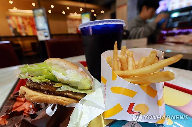 롯데리아, 다음 달 3일부터 메뉴가격 3.3% 인상 (서울=연합뉴스) 신현우 기자 = 롯데GRS가 운영하는 버거 프랜차이즈 브랜드 롯데리아가 다음 달 3일부터 65개 메뉴 가격을 평균 3.3% 인상한다고 28일 밝혔다. 대표 메뉴 리아 불고기와 리아 새우 가격은 단품 기준 5천으로 200원씩 오른다. 세트 메뉴로는 7천300원으로 인상된다.
사진은 이날 서울 시내 한 롯데리아 매장. 2025.3.28 nowwego@yna.co.kr