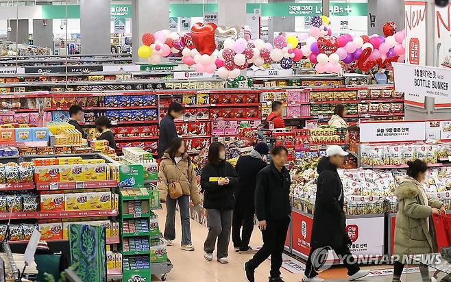 식품·외식업계, 가격 인상 잇따라…'안 오른 게 없다' (서울=연합뉴스) 진연수 기자 = 식품·외식업계에서 최근 음료, 과자, 빵 등 가공식품과 외식 메뉴 가격 인상이 이어지고 있다. 이상 기후로 일부 식재료 가격이 급등한 상황에서 원/달러 환율 상승 여파로 수입 단가도 높아져 식품·외식기업의 원가 부담이 커졌기 때문이다. 9일 농림축산식품부에 따르면 지난달 소비자물가 동향에서 가공식품과 외식 물가 지수 상승률은 각각 2.7%, 2.9%로, 전체 소비자물가 지수 상승률(2.2%)을 웃돌았다.
사진은 이날 서울의 한 대형마트에서 장을 보는 시민들. 2025.2.9 jin90@yna.co.kr
