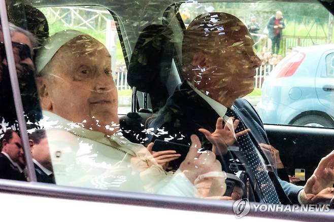 프란치스코 교황 (로마 AP=연합뉴스) 지난 23일(현지시간) 차를 타고 퇴원하는 프란치스코 교황. 2025.03.30