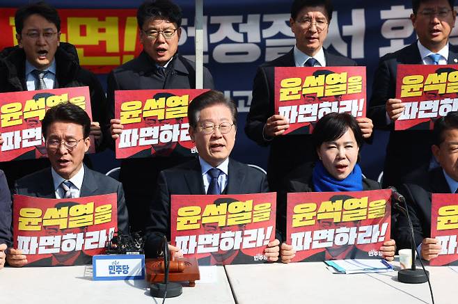 이재명 더불어민주당 대표를 비롯한 지도부가 31일 서울 종로구 광화문 앞 더불어민주당 천막당사에서 열린 최고위원회의에서 구호를 외치고 있다.(사진=연합뉴스)