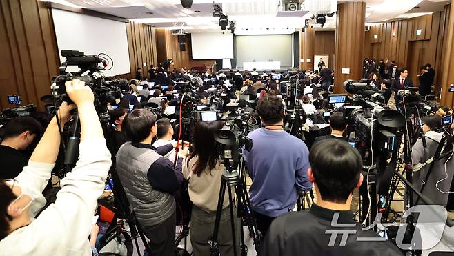 31일 오후 서울 마포구 스탠포트호텔에서 열리는 김수현 긴급 기자회견장에 많은 취재진들로 가득하다 이날 김수현은 고(故) 김새론과 미성년자일 때부터 교제했다는 의혹을 비롯한 각종 논란에 대해 입장을 밝힐 예정이다. ⓒ News1 권현진 기자