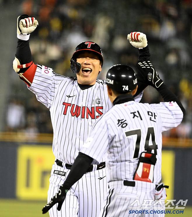 27일 잠실야구장에서 열린 한화와 LG의 경기, 8회말 2사 만루 LG 김현수가 2타점 적시타를 치고 환호하고 있다. 잠실=허상욱 기자wook@sportschosun.com/2025.03.27/