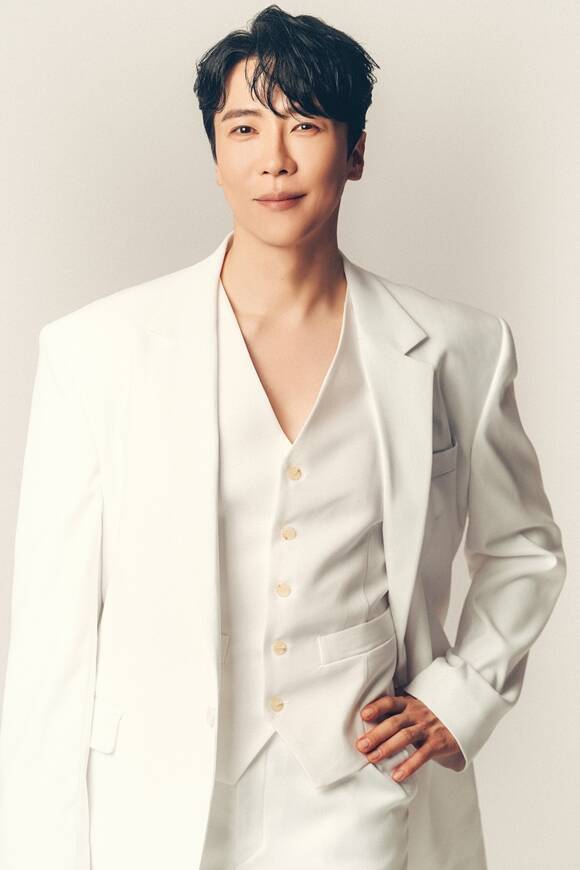 뮤지컬 배우 겸 트로트 가수 에녹이 MBN 예능프로그램 '속풀이쇼 동치미'의 MC로 새롭게 합류한다. /EMK엔터테인먼트