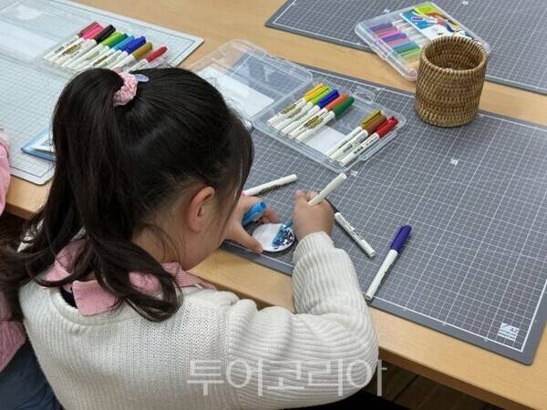 도서관 주간 행사 나만의 그림책 친구 배지 만들기/투어코리아뉴스 정명달 기자