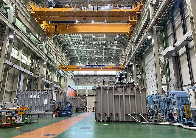 LS일렉트릭 부산사업장 1생산동에서 초고압 변압기를 제작하고 있다. /김남희 기자