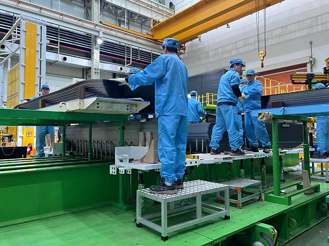 LS일렉트릭 부산사업장 1생산동에서 변압기 생산을 위한 철심 적층 작업을 하고 있다. /김남희 기자