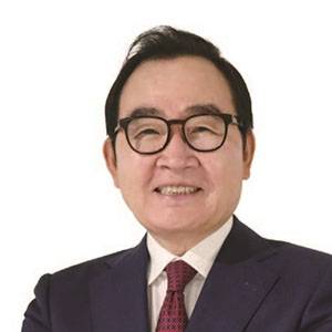윤은기 한국협업진흥협회 회장 - 인하대 경영학 박사, 현 멘토지도자협의회 회장, 전 중앙공무원교육원 원장, 전 서울과학종합대학원 총장
