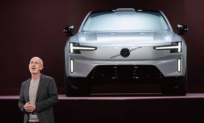 짐 로완 볼보자동차 최고경영자(CEO)가 3월 5일(현지시각) 스웨덴 베름되 아티펠라그 미술관에서 플래그십 전기 세단 ES90을 소개하고 있다. /사진 볼보자동차