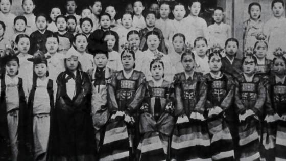 1913년 다동기생조합 창립 멤버들. 앞줄 맨 오른쪽이 13세였던 난향.