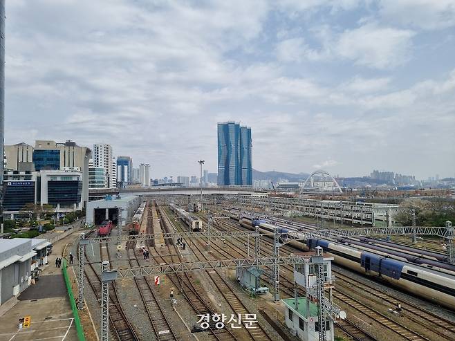 지난 28일 찾은 부산광역시 부산역 조차장. 도시의 동쪽과 서쪽을 가로지르고 있다. 김지혜 기자