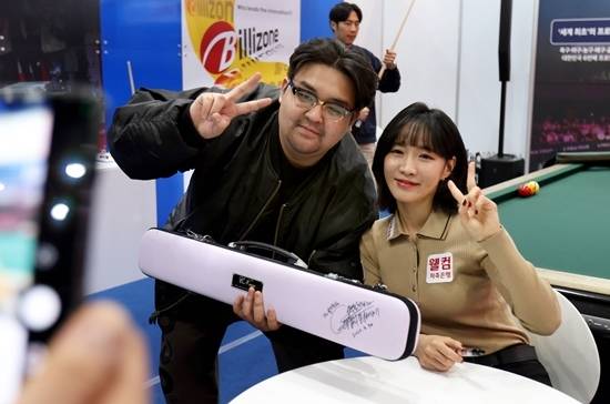 당구팬과 기념촬영하는 최혜미 선수. (사진=PBA)