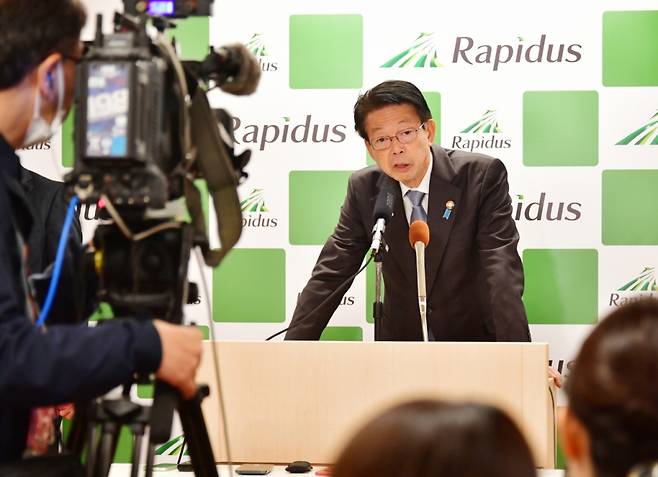 무토 요지 일본 경제산업상이 지난해 10월 홋카이도 치토세에 위치한 라피더스 생산공장을 시찰한 뒤 기자회견 중인 모습./로이터=뉴스1