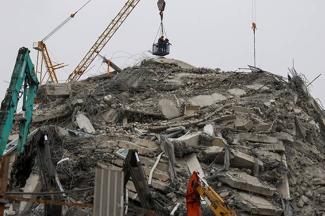 미얀마에서 발생한 지진으로 인해 태국 방콕에서 건설 중이던 33층 높이 건물이 무너진 사고에 대해 태국 정부가 해당 빌딩 시공사인 중국 국영기업 계열 건설사 등을 상대로 조사할 방침이다. 사진은 지난 30일(현지시각) 붕괴된 건물 사고 현장에서 구조대원들이 구조작업을 하는 모습. /사진=로이터