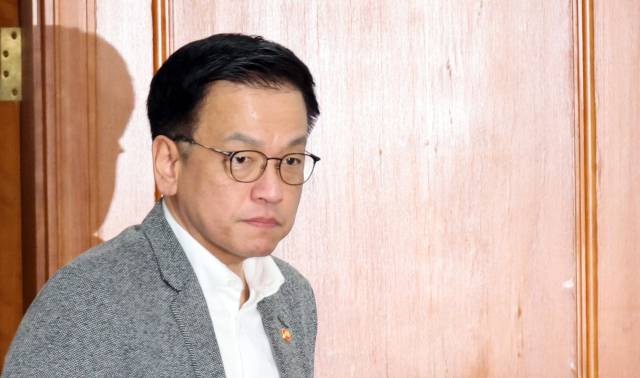 ▲최상목 부총리 겸 기획재정부 장관이 30일 정부서울청사에서 긴급현안 관련 경제관계 장관 간담회에 입장하고 있다. ⓒ연합뉴스